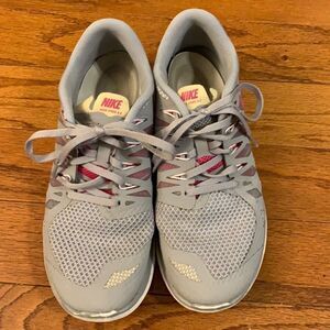 Nike size 8 athletic shoes.